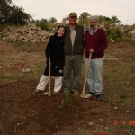 אריאל וייס ווביתו עם יזהר ה' שותלים תאנה באתר