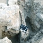 מרזב מצינור חרס יורד התוך קיר 241 מן התקופה הביזנטית