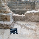 שרידי פסיפס מרצפת הארמון הביזנטי תחת מחסן החנות מן התקופה העבאסית השניה מצפון